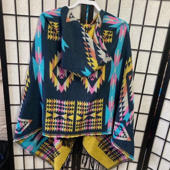 Beautiful Hooded Native Print Poncho - Picture 6 of 15